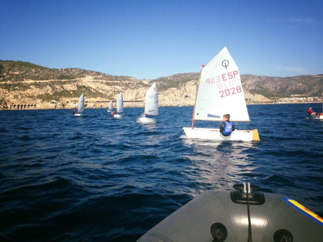 Vigilando a los alumnos de vela